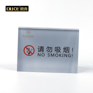 廠家直銷亞克力創(chuàng)意三角桌牌